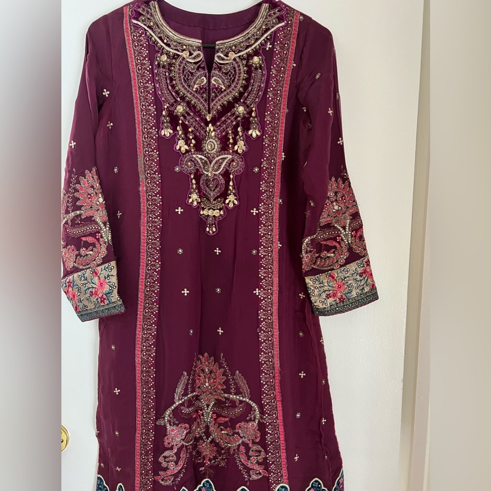 This is a 3-piece dress. Used 1 time.